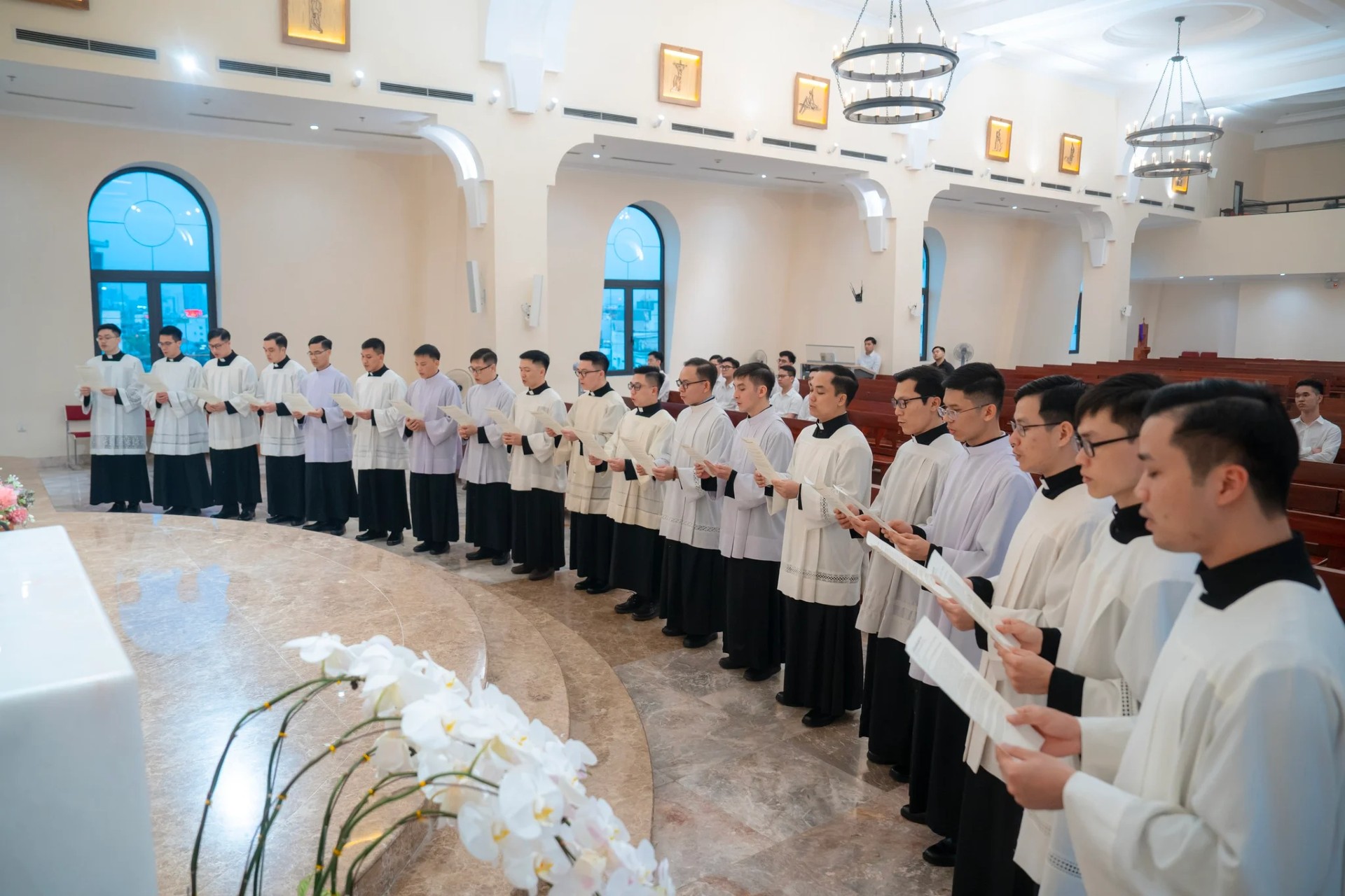 Quý thầy chuẩn bị lãnh nhận thánh chức phó tế tuyên xưng đức tin